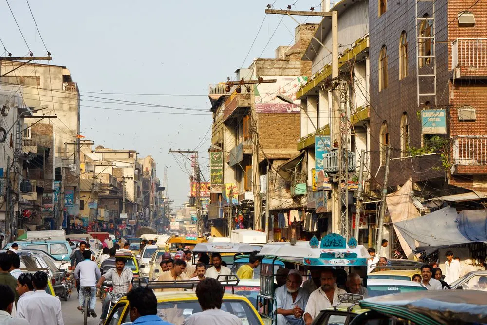 1375342-rawalpindi-pakistan-heavy-traffic-at-raja-bazaar.jpg
