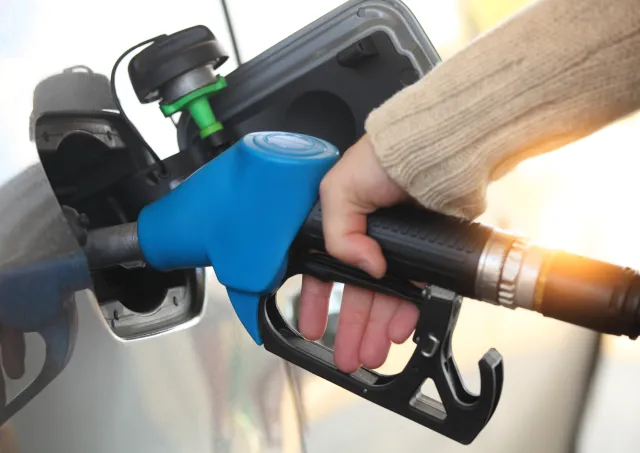 Na tych stacjach seniorzy zapłacą mniej za paliwo. Wystarczy jeden dokument
