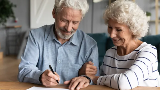 2500 zł dla seniorów 60+. Wnioski o pieniądze można składać tylko do 9 października