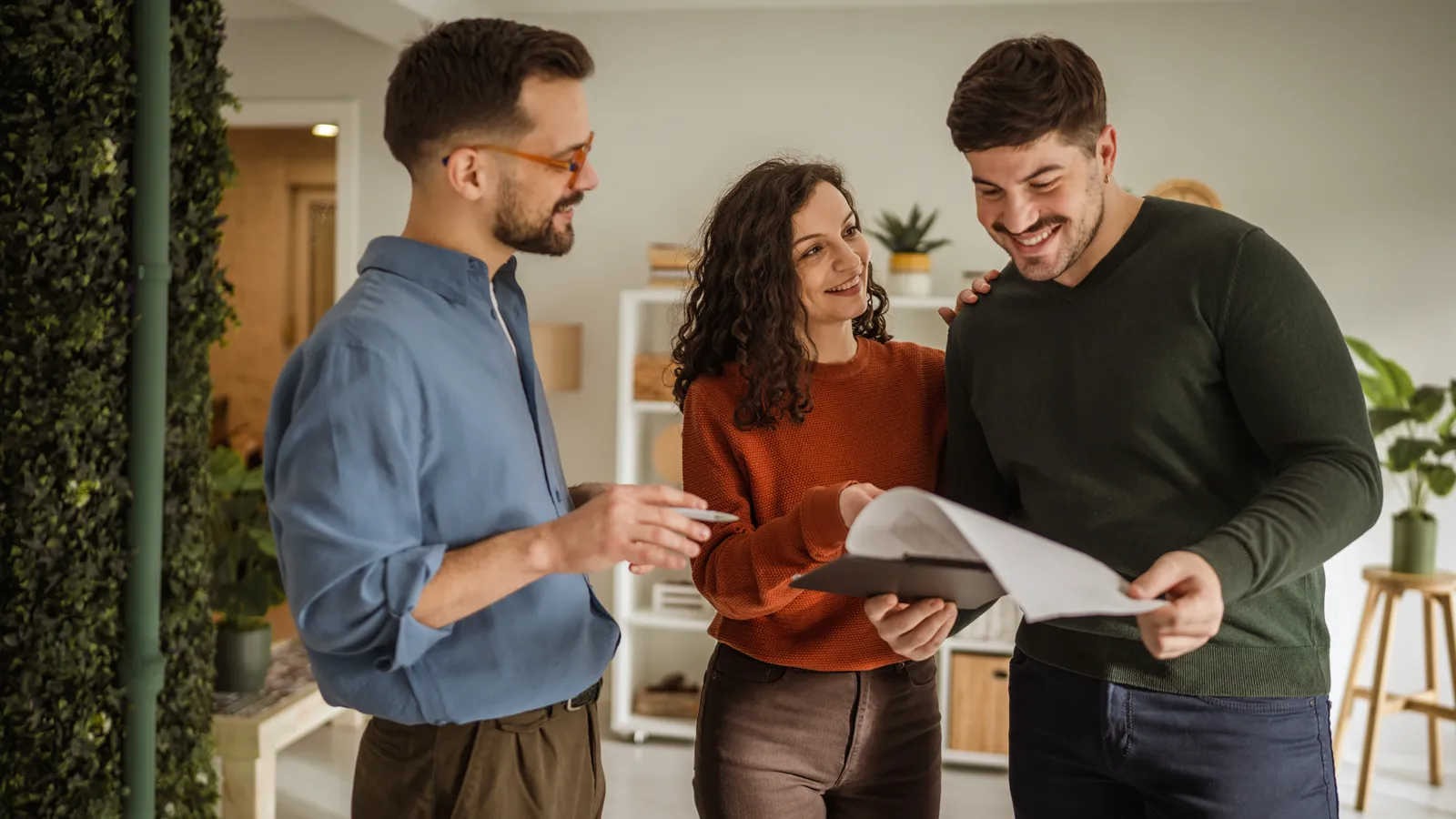 Coraz więcej chętnych na kupno mieszkania przed końcem roku, ale sprzedający czekają na 2027. Co z cenami metra kawalerek i większych lokali