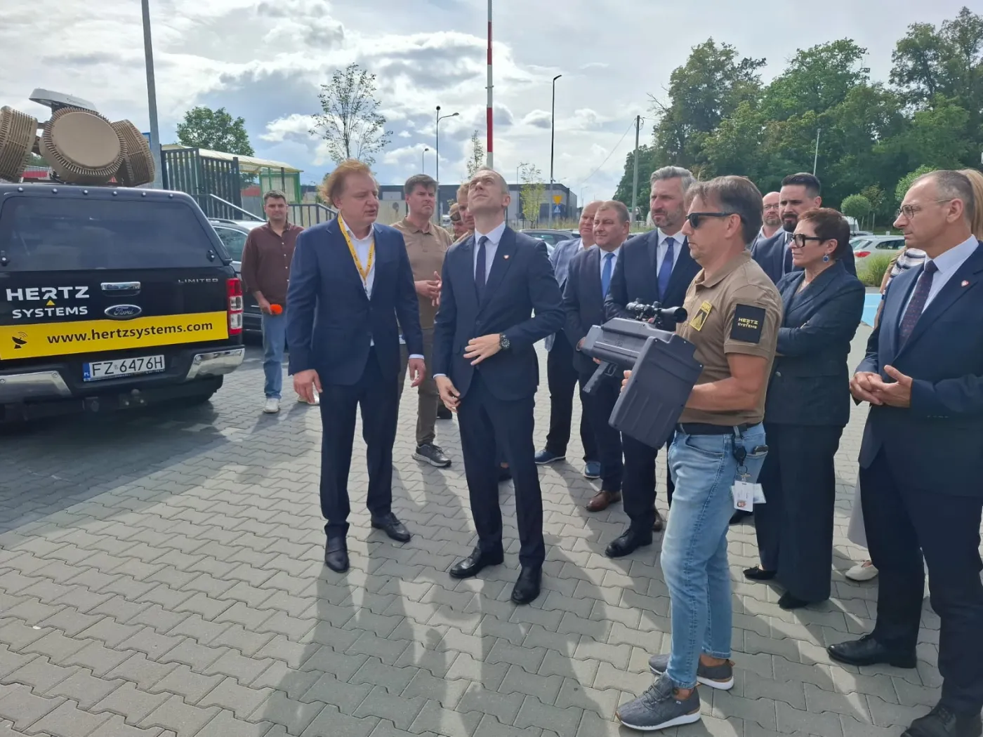 Wiceminister MON C. Tomaczyk szykuje się do przechwycenia drona