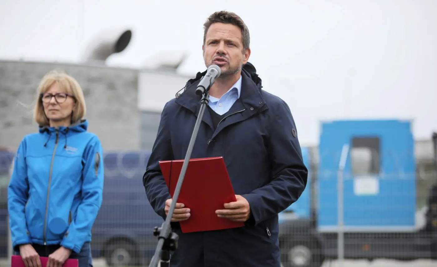 Prezydent Warszawy Rafał Trzaskowski i prezes zarządu stołecznego MPWiK Renata Tomusiak