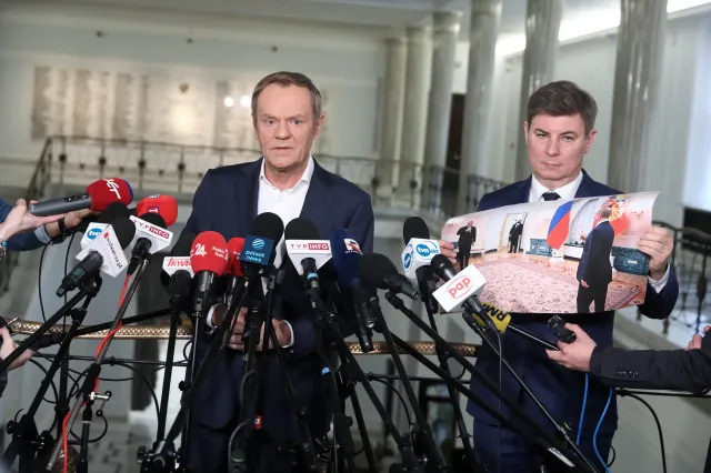 Tusk przed Morawieckim. Komu najbardziej ufają emeryci? [SONDAŻ]