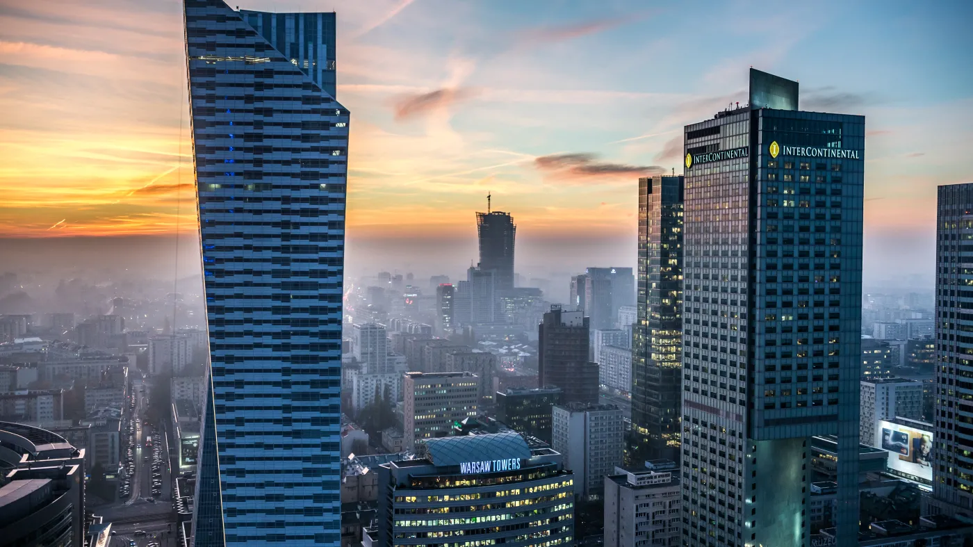 Warszawa panorama centrum biurowiec wieczór zachód słońca smog Złota 44 InterContinental