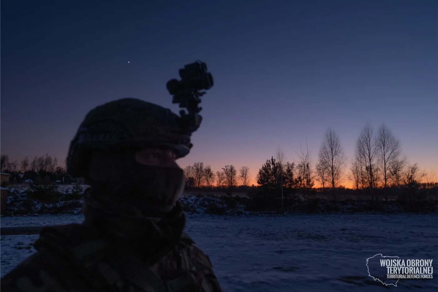 Żółnierz WOT z goglami noktowizyjnymi MU-3ADM