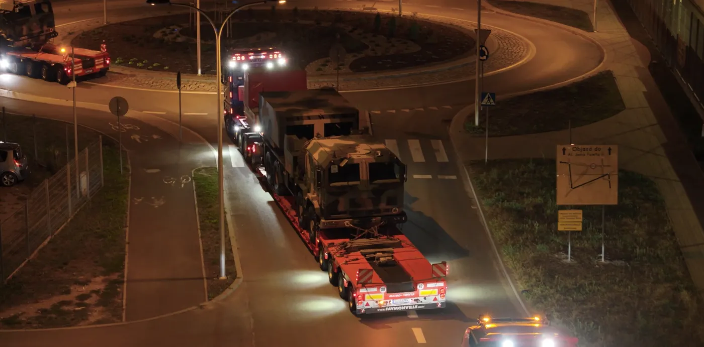 Nocny transport wyrzutni Homar-K (K239 Chunmo) z zakładów HSW do 1. Mazurskiej Brygady Artylerii.