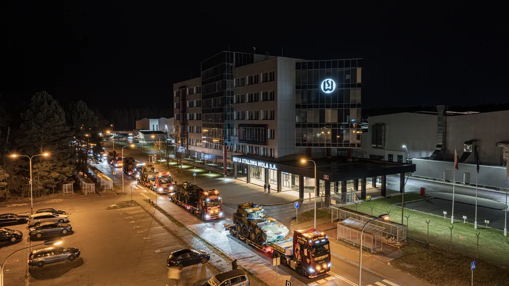 Nocny transport 120 mm moździerzy samobieżnych Rak.