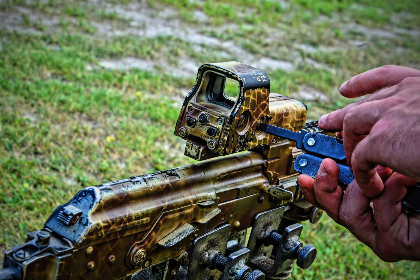 Celownik Holograficzny EOTech HWS-558 w trakcie regulacji. Jednym z mniej oczywistych zastosowań multitooli w armii jest m.in. możliwość demontażu lub regulacja wyposażenia w działaniach bojowych, bez konieczności posiadania całego zestawu narzędzi.