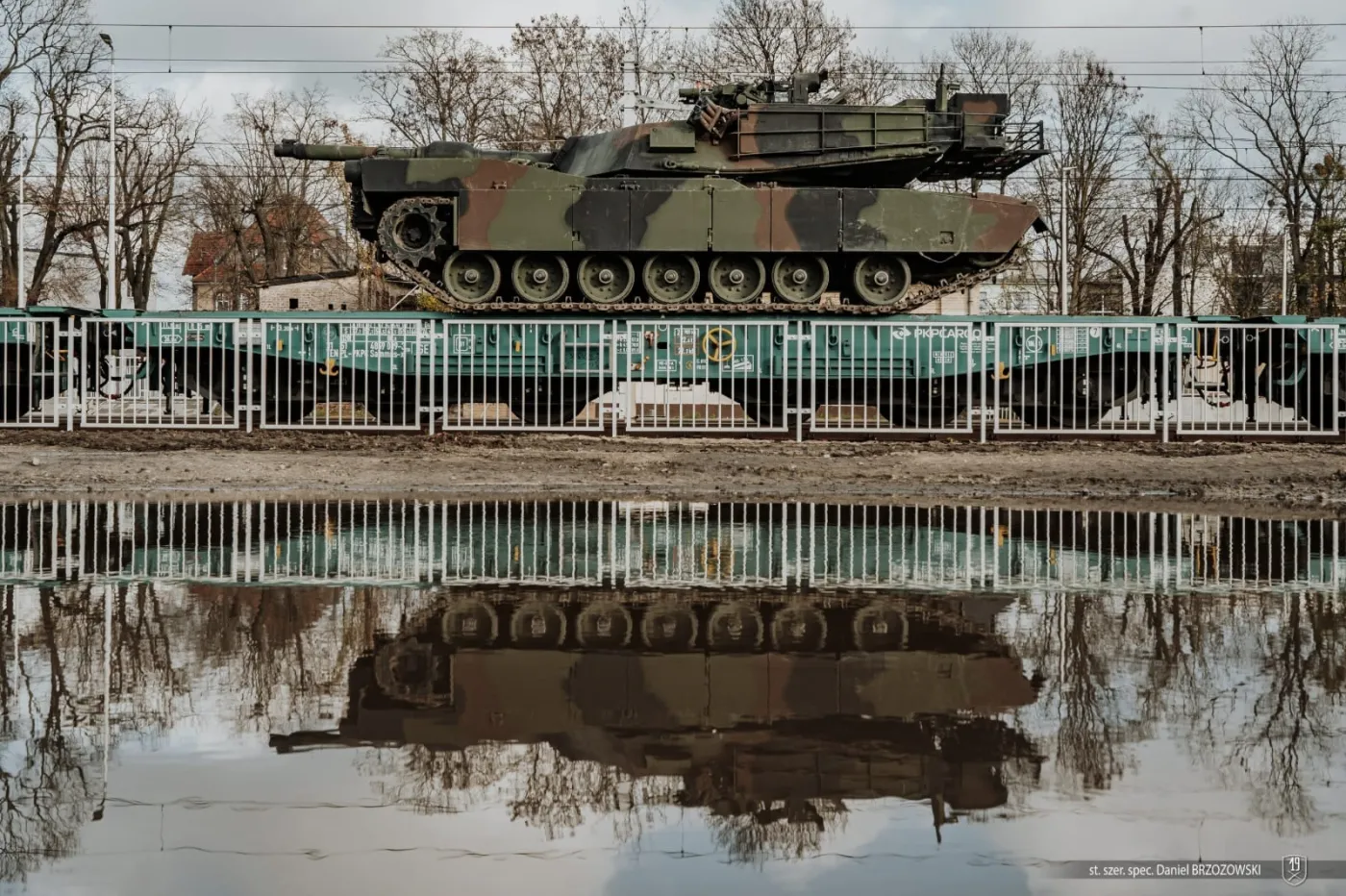 M1A1FEP w czasie transportu kolejowego do Żurawicy.