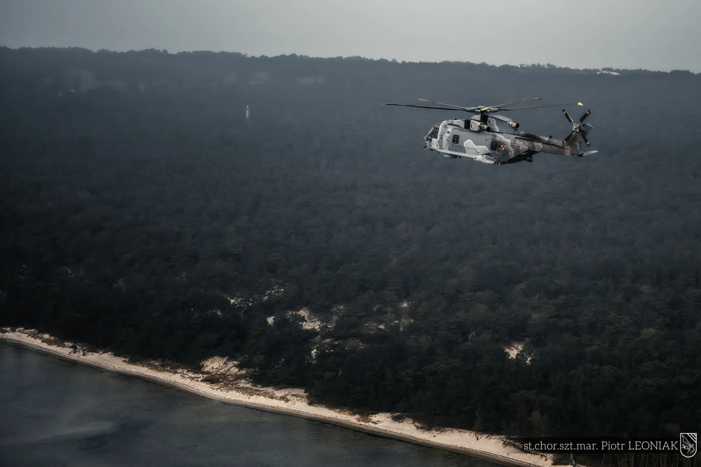 Polski AW101 w trakcie lotu nad polskich wybrzeżem.