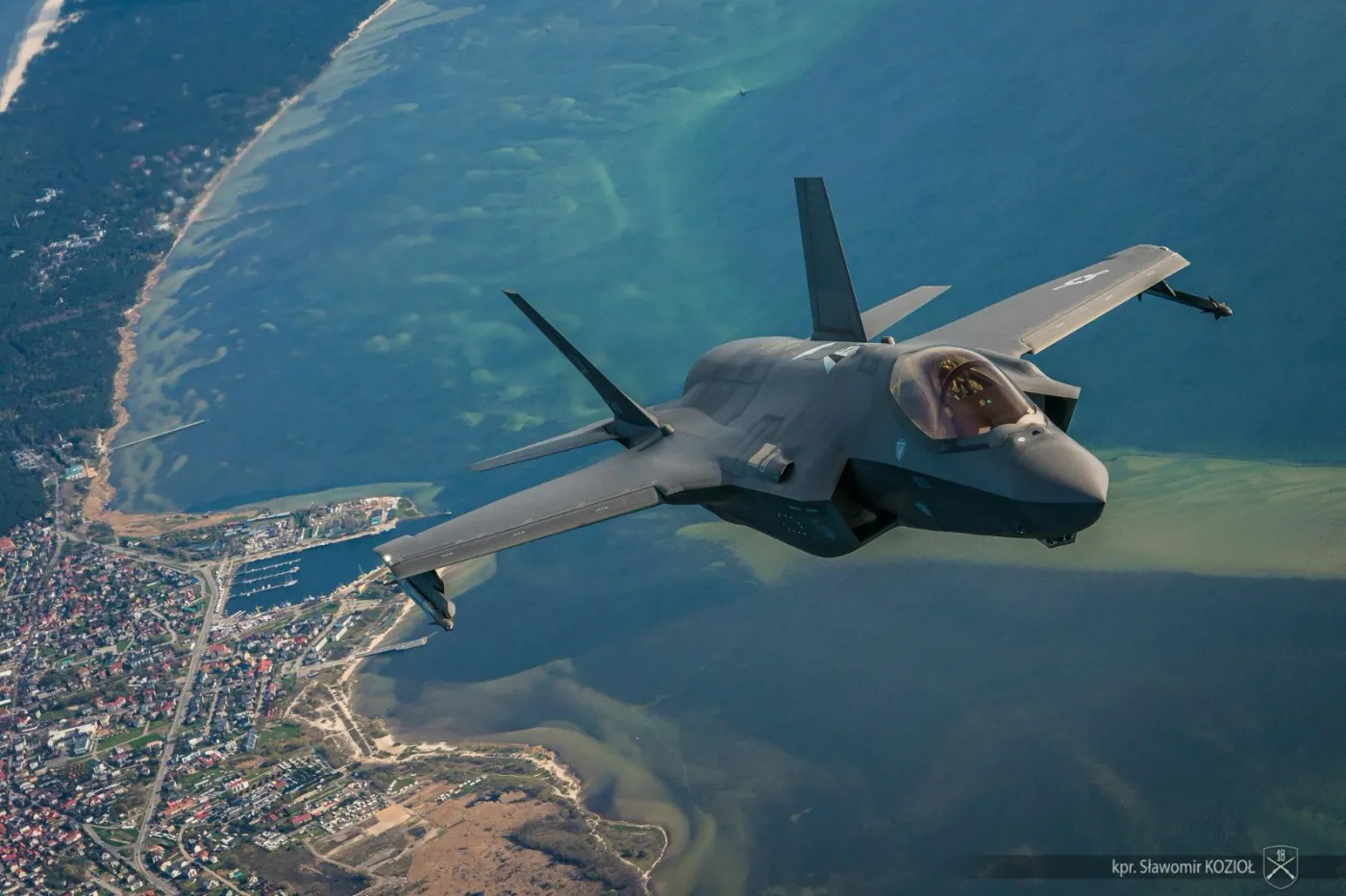 Amerykański samolot F-35A w trakcie lotu nad Helem.