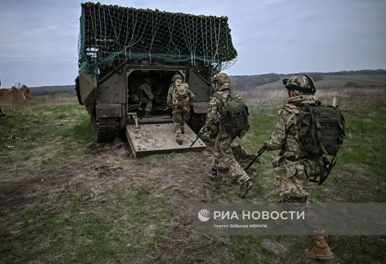 Rosyjscy żołnierze wsiadają do amerykańskiego BWP