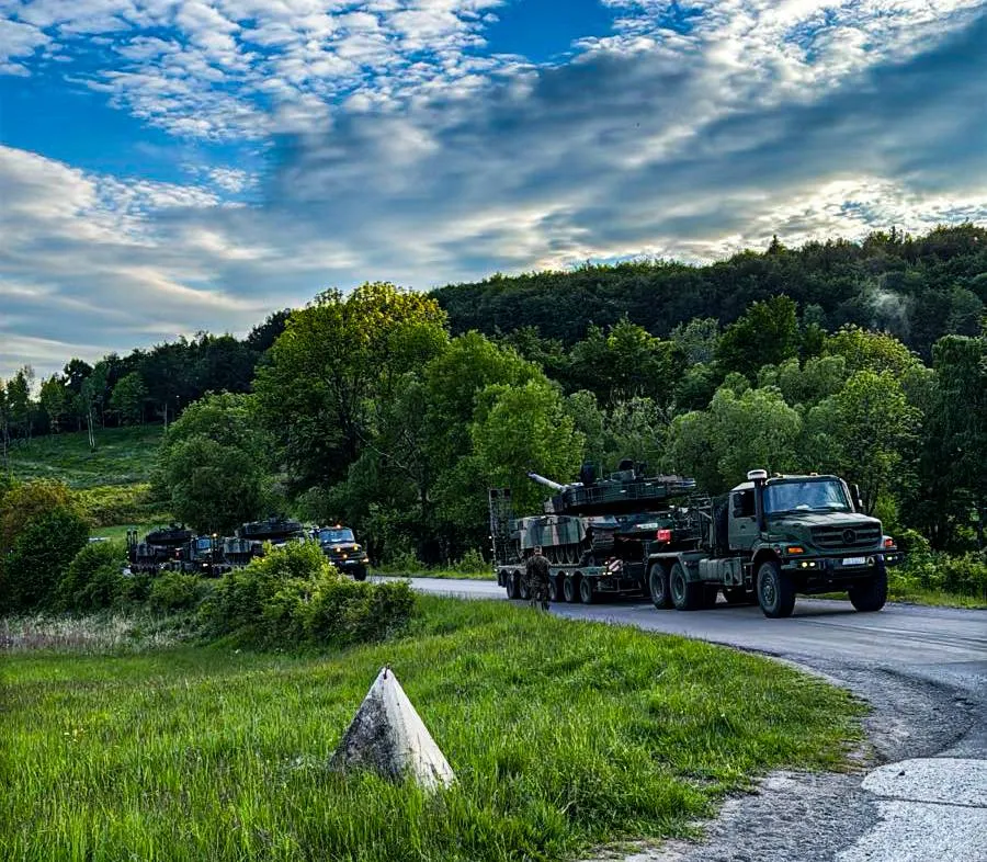 Polskie czołgi K2 w trakcie transportu na Słowacji.