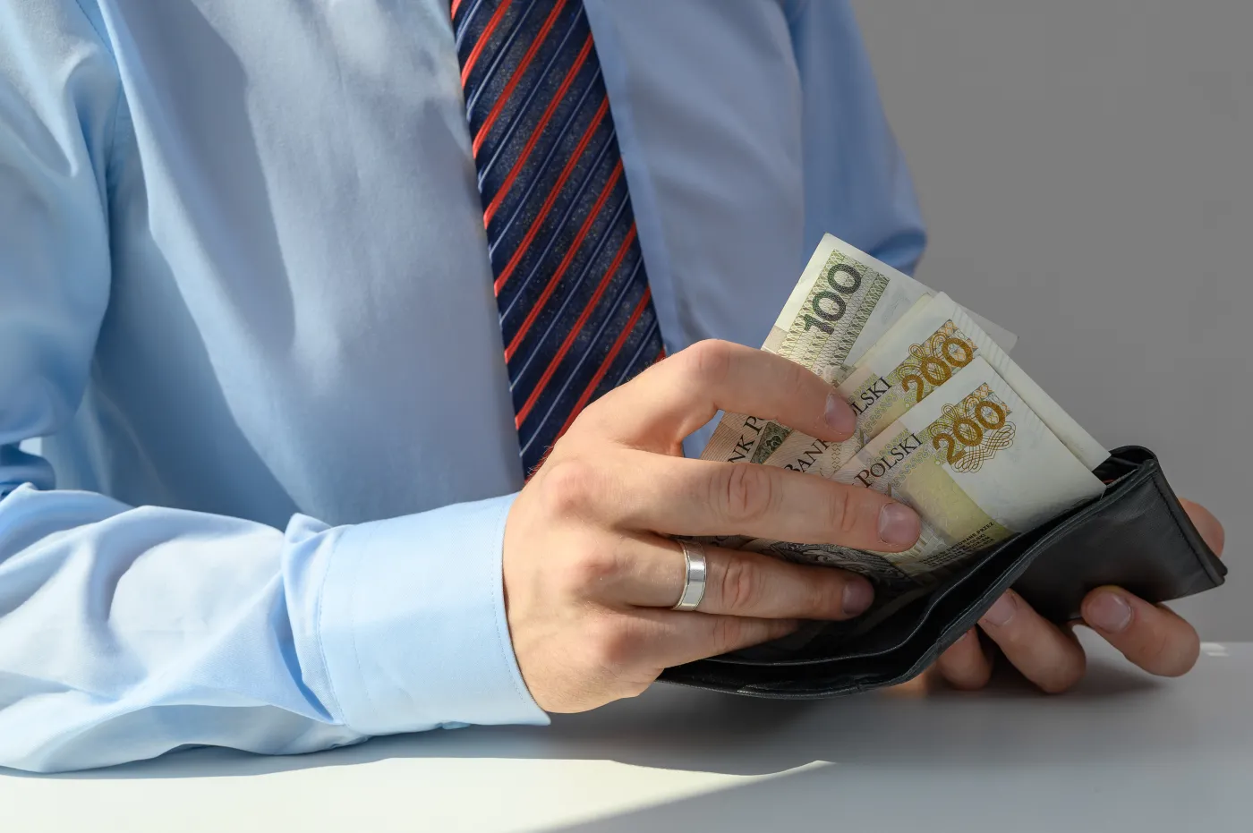 W lipcu za jeden dzień urlopu można stracić co najmniej 202 zł. W sierpniu ponad 233 zł! Jednak większość pracowników straci więcej