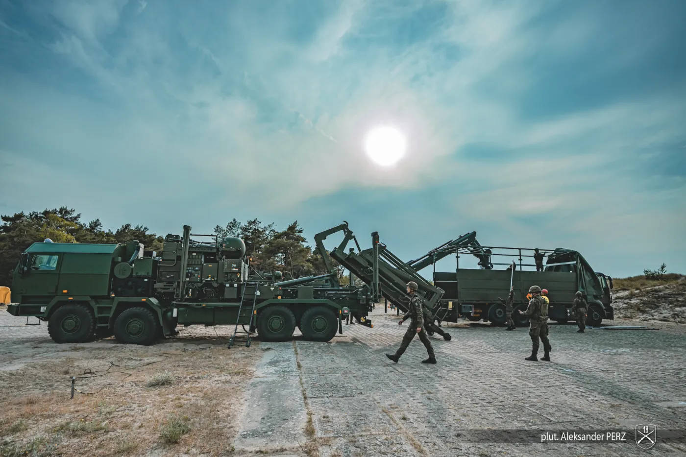 Załadunek pocisków CAMM na wyrzutnię iLauncher. Wyrzutnia na zdjęciu jest pomalowana w domyślny, oliwkowy kamuflaż.