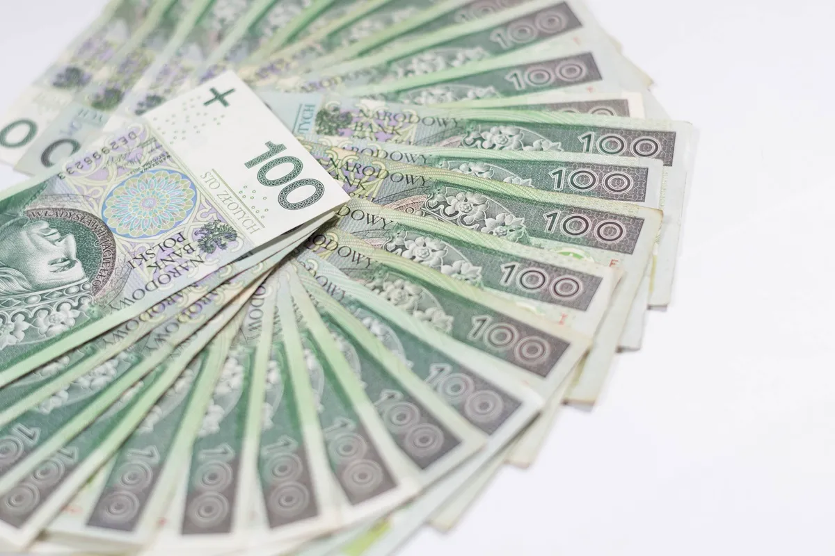 Dodatek urlopowy 2025 - ile wynosi netto, kiedy się należy? Kiedy złożyć wniosek o świadczenie urlopowe?