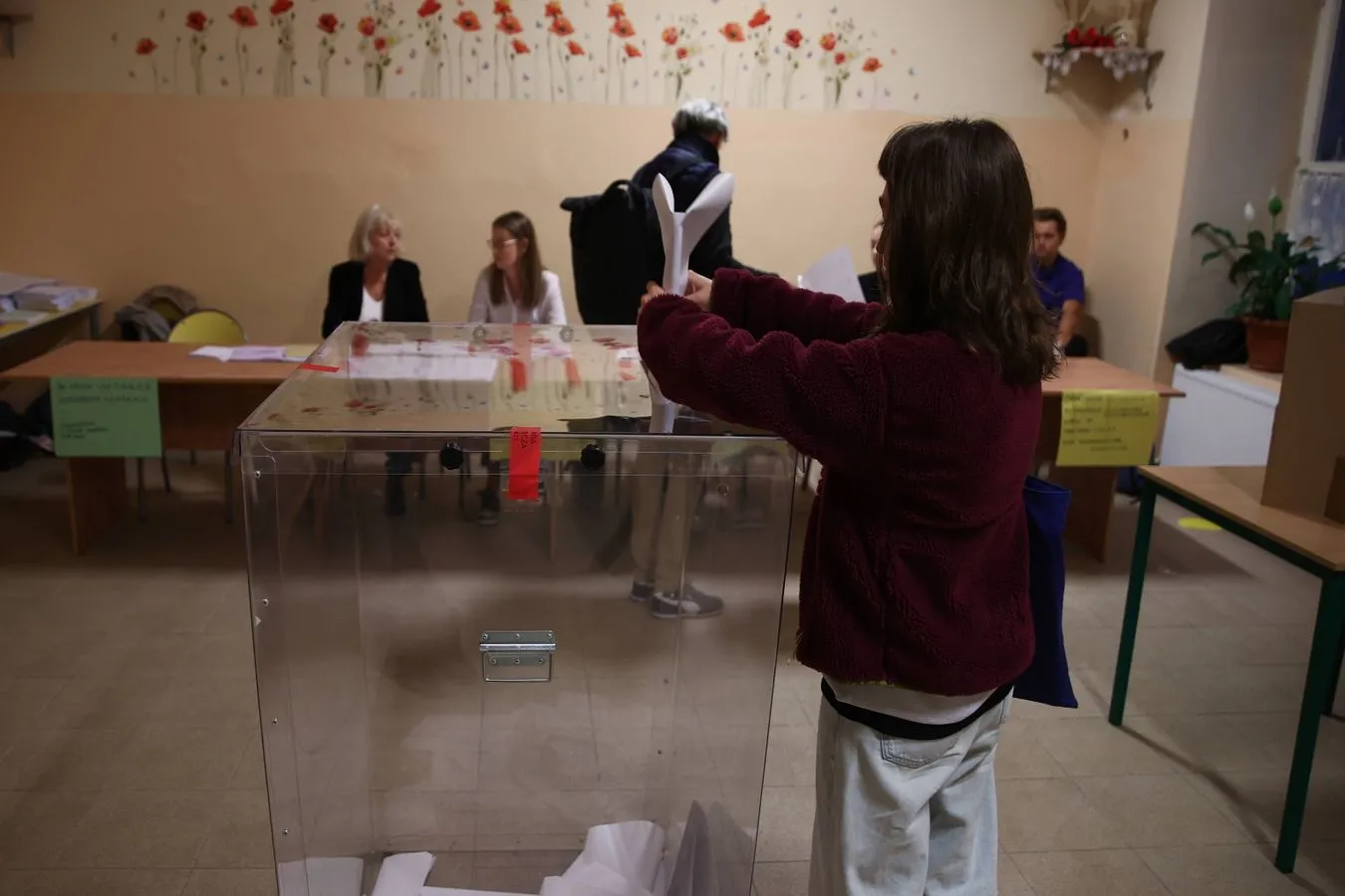 PKW: Komisje nie powinny pytać wyborców, czy chcą pobrać kartę do referendum