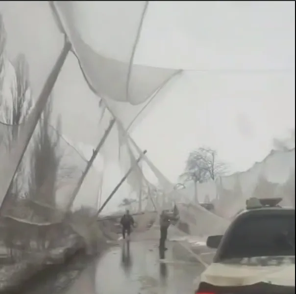 Strategiczna droga zablokowana po opadzie śniegu.