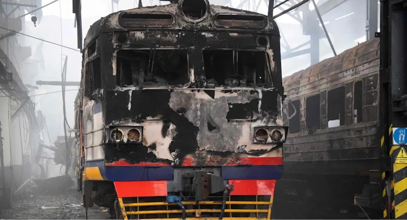 Pociąg w ogniu! Potężny rosyjski atak na ukraińską kolej.