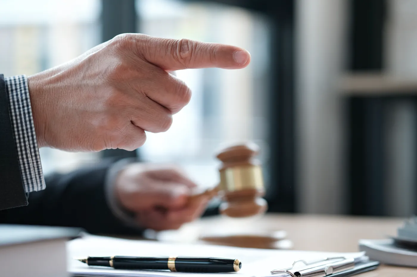 Świadczenia a komornik – co podlega zajęciu w przypadku pobierania świadczeń?