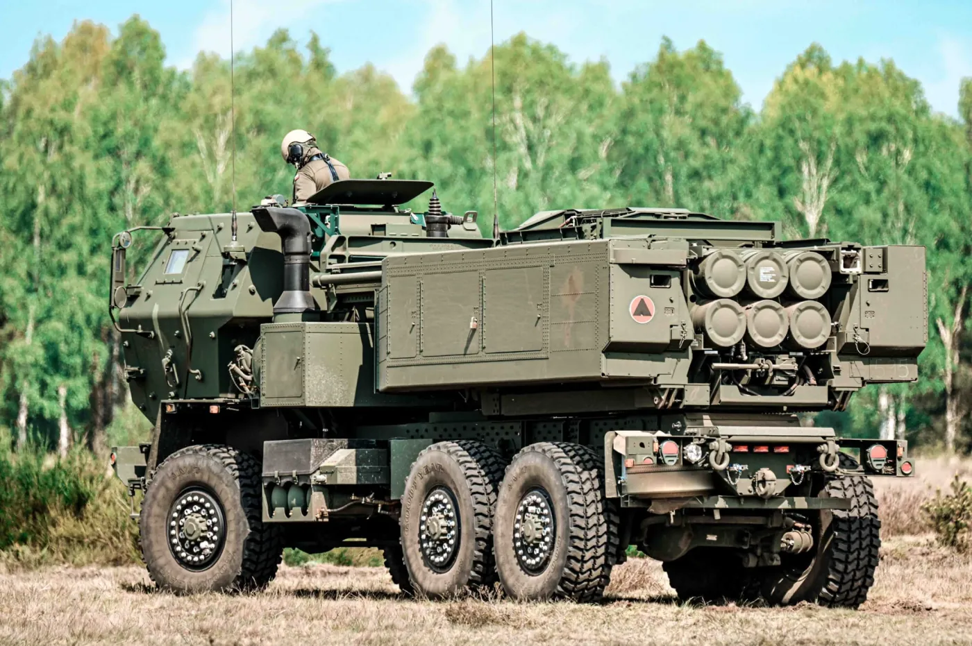 Wyrzutnia M142 HIMARS z sześcioma pociskami GMLRS.