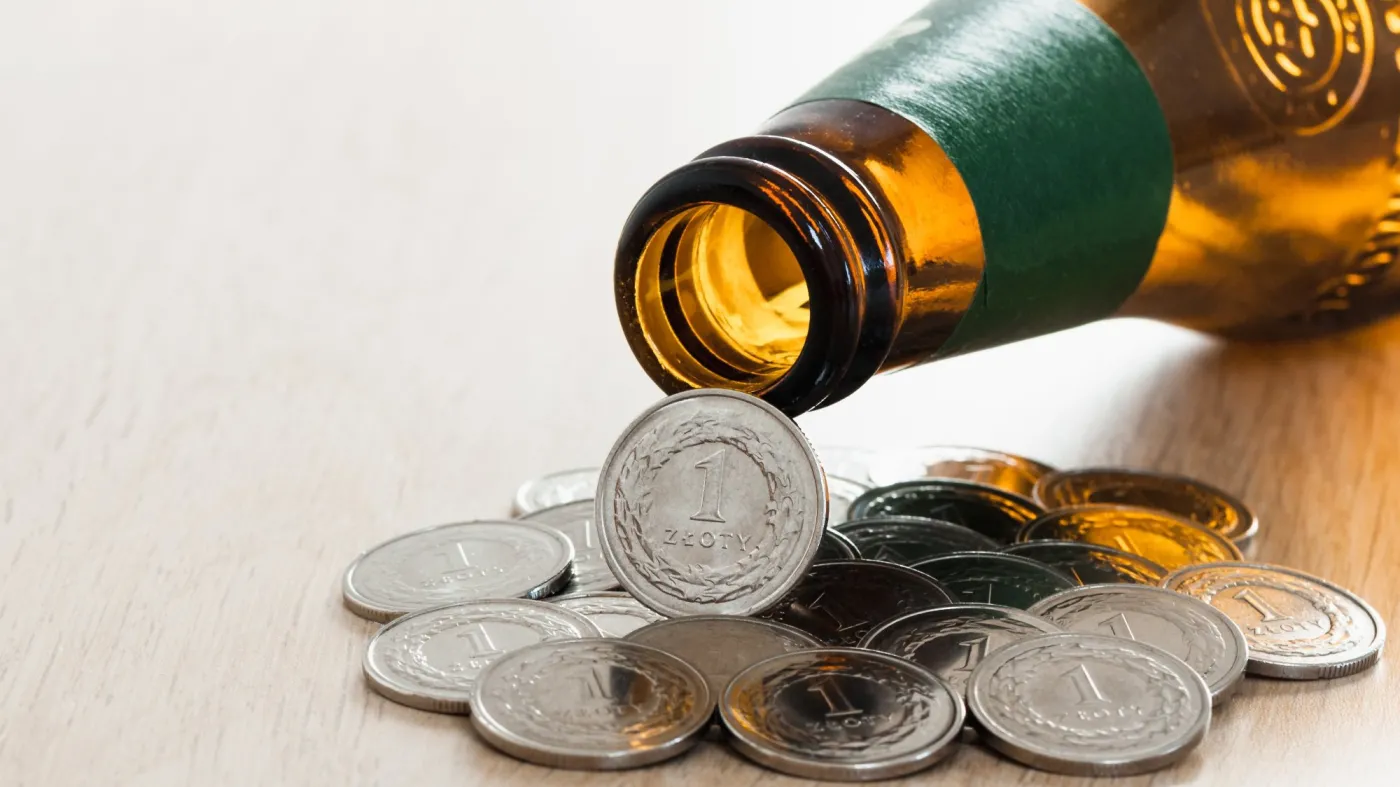 butelka, monety, złotówki, pieniądze, alkohol, szkło, akcyza