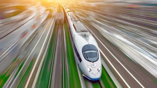 Nawet 350 km/h. Do tych miast w Polsce szybciej pociągiem niż samolotem