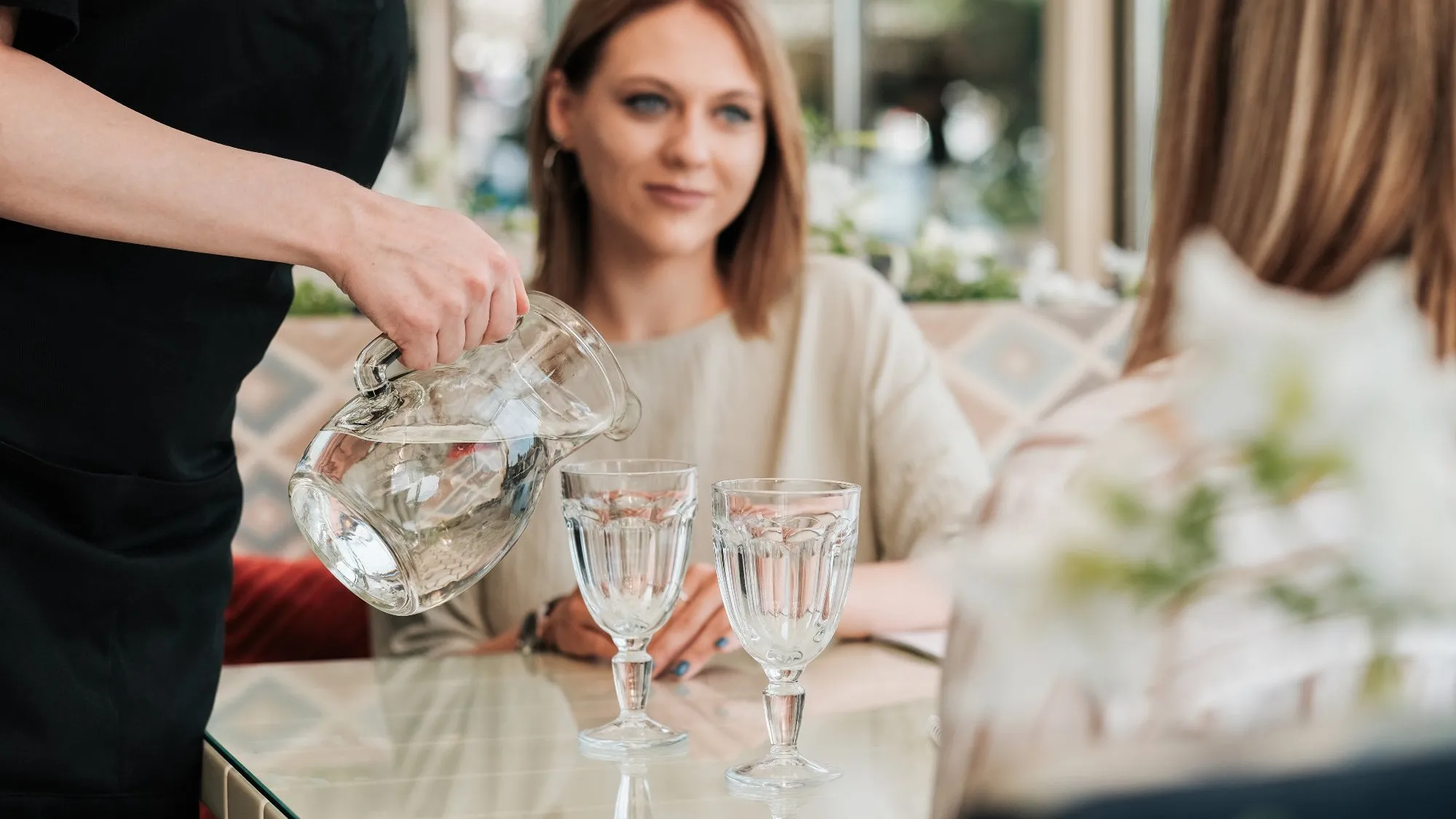 Klient nie dostanie darmowej wody w restauracji. Ministerstwo Klimatu i Środowiska wycofało się z tego pomysłu