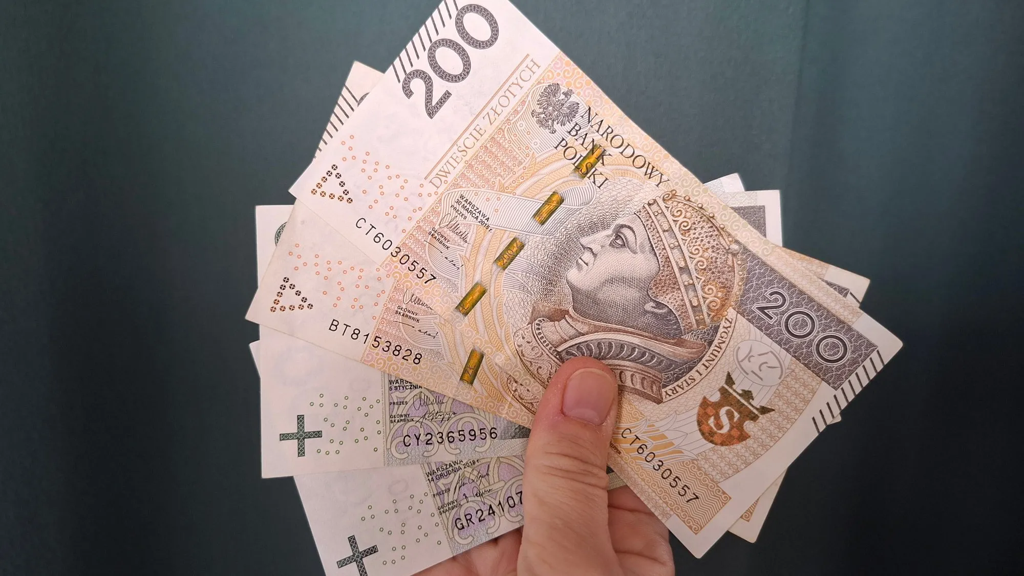 892 złote z urzędu co miesiąc. Im szybciej złożysz wniosek, tym więcej dostaniesz