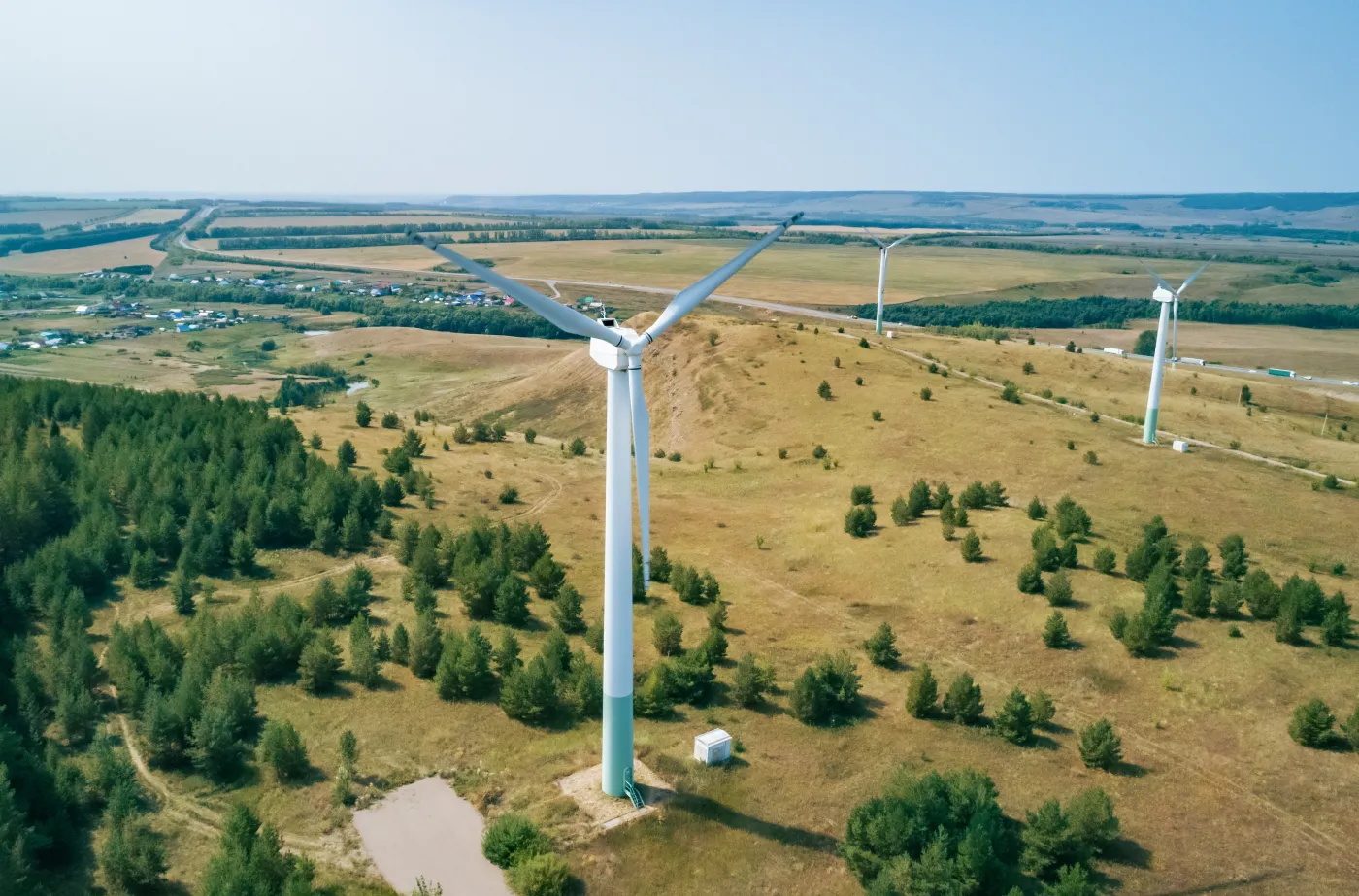 turbiny wiatrowe, farma wiatrowa na polach i lasach