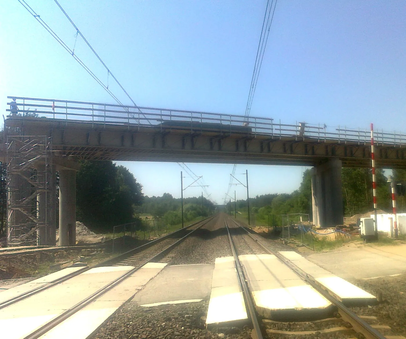 PKP inwestuje w nowe przejazdy kolejowe.