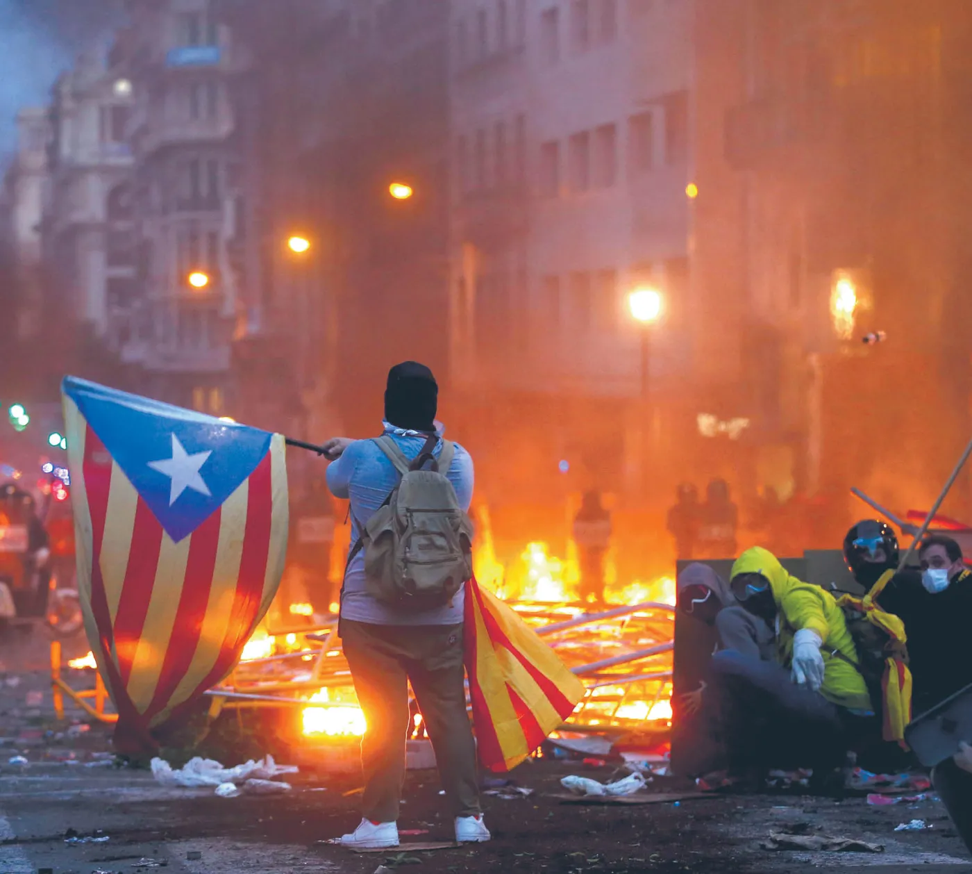 Młoda Katalonia podpala Barcelonę i żąda secesji