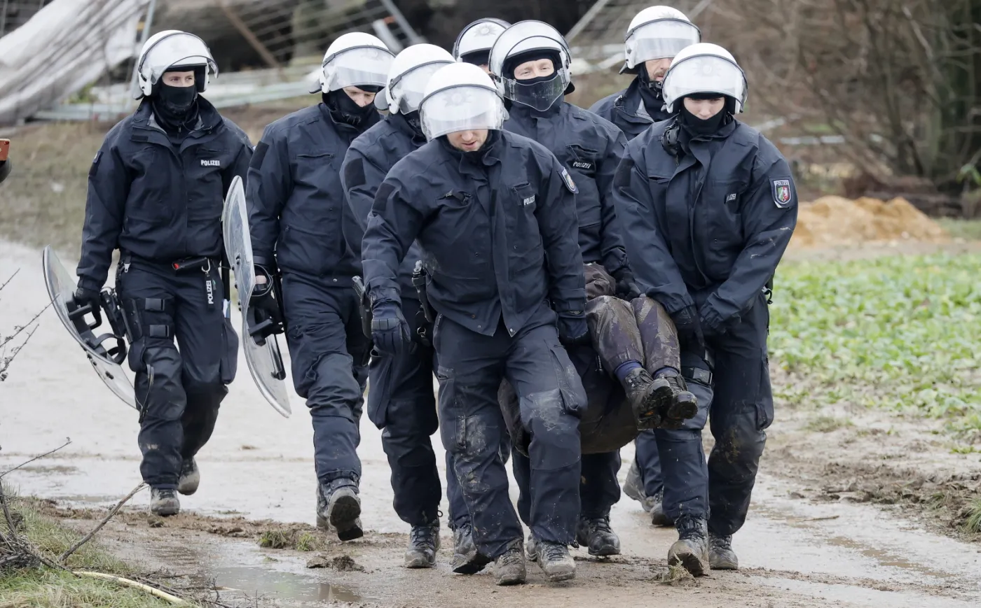 Starcia aktywistów z niemiecką policją w Luetzerath. "Ostatnia bitwa o węgiel brunatny"