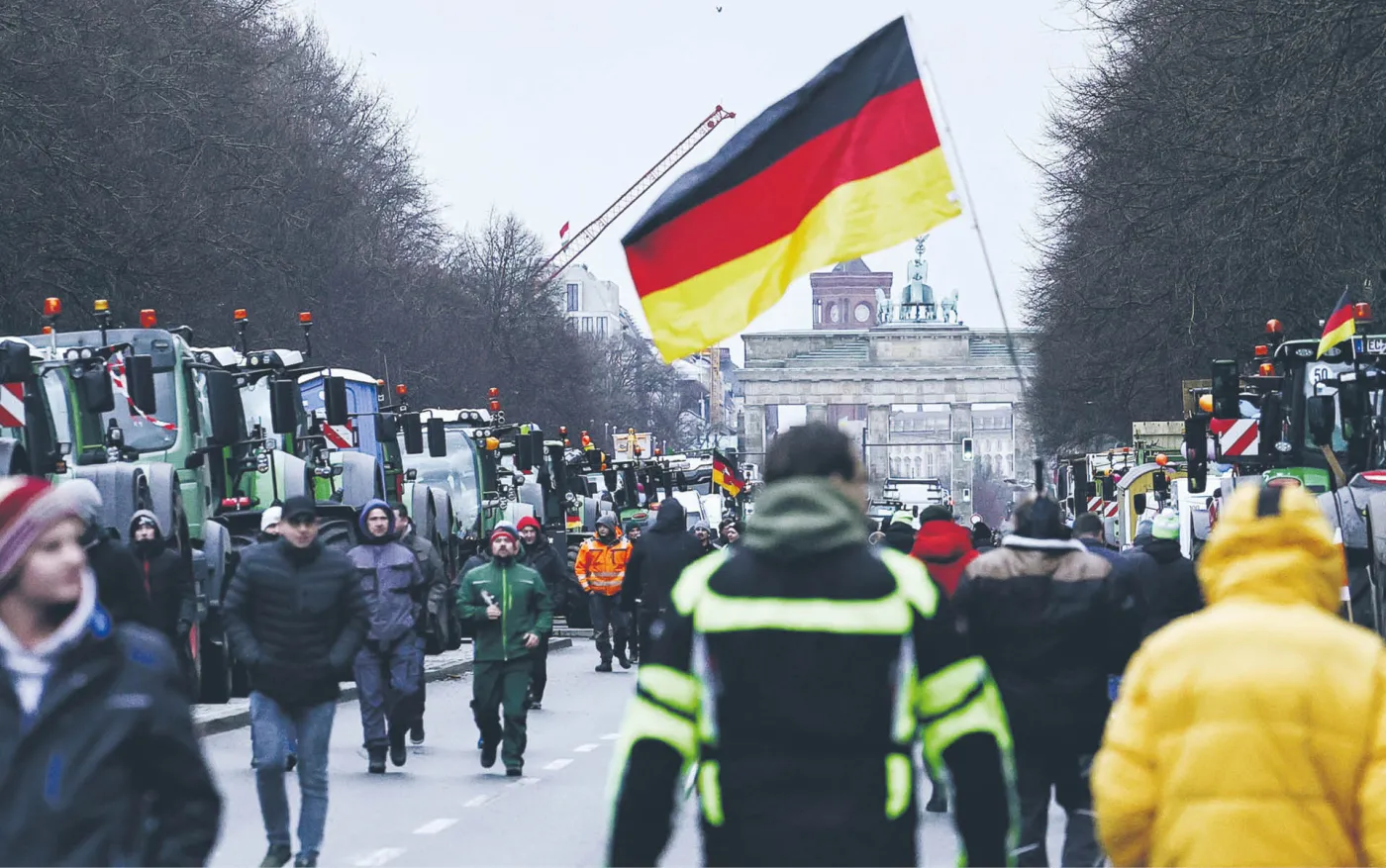 Niemcy: Poparcie dla koalicji rządzącej rekordowo niskie. Protestują rolnicy i maszyniści