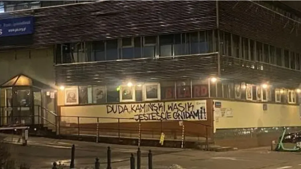 "Duda, Kamiński, Wąsik — jesteście gnidami!". Co dalej z tym napisem?