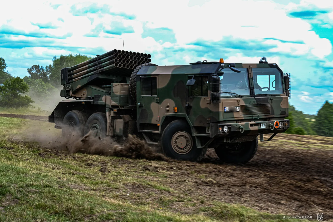 Polska wieloprowadnicowa wyrzutnia rakiet WR-40. Przed wybuchem wojny to właśnie te wyrzutnie były najważniejszą bronią polskich wojska rakietowych. Wystrzelone przez nią rakiety Feniks potrafią dosięgać celów oddalonych o ponad 40 km.