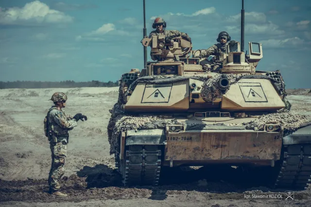 Do Polski płynie masa czołgów z całego świata. Komuś się bardzo spieszy