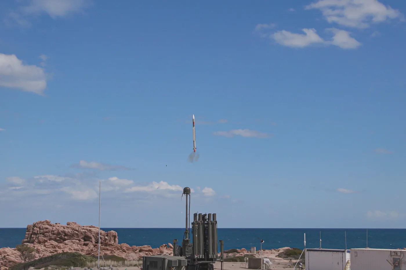 Test włoskiego systemu obrony przeciwlotniczej GRIFO.