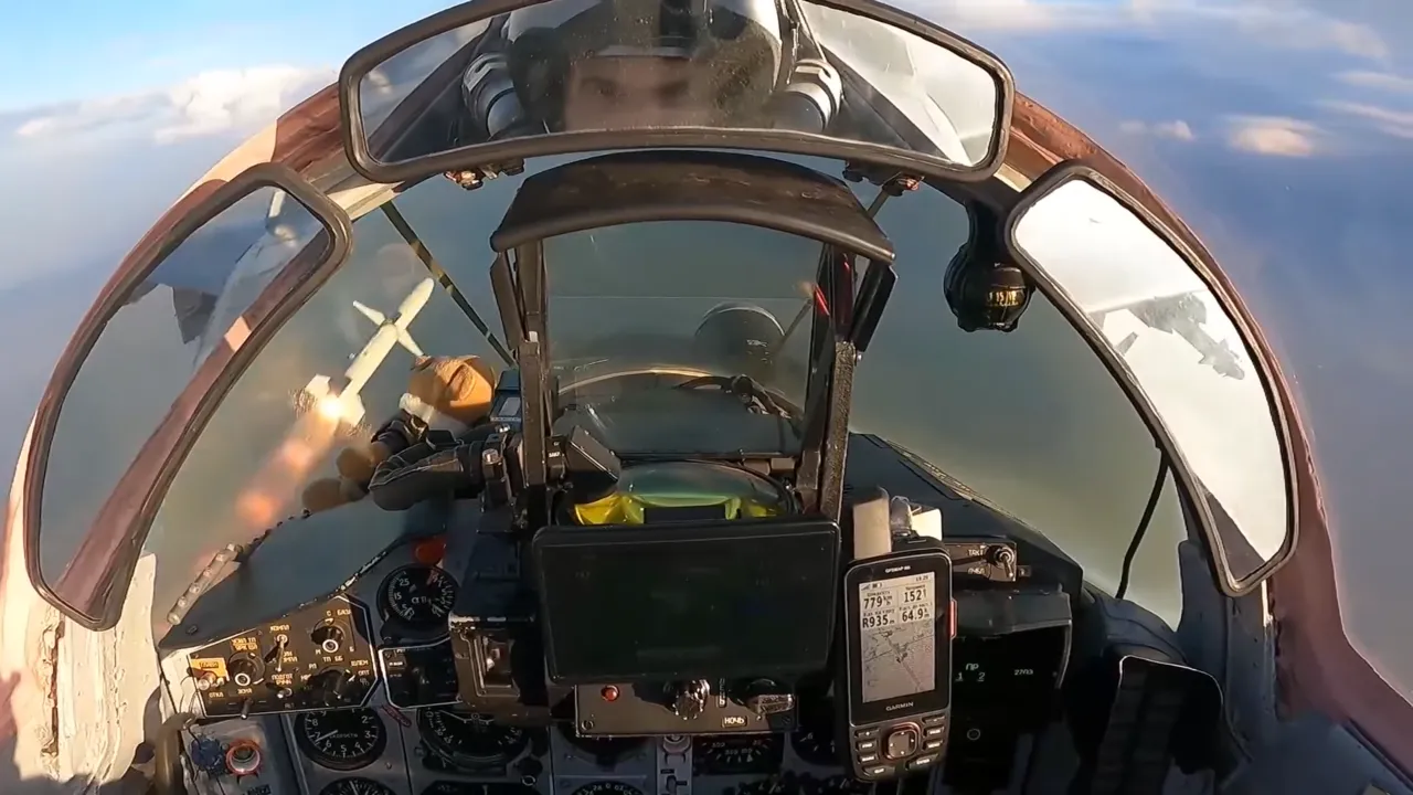 Ukraiński samolot MiG-29 odpalający pocisk przeciwradiolokacyjny AGM-88 HARM, czyli przodka AARGM-ER.