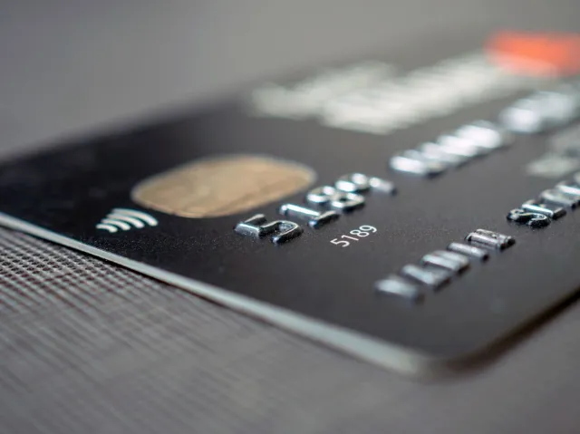 Pieniądze na ferie i urlop zimowy: lepsza karta kredytowa Visa czy Mastercard