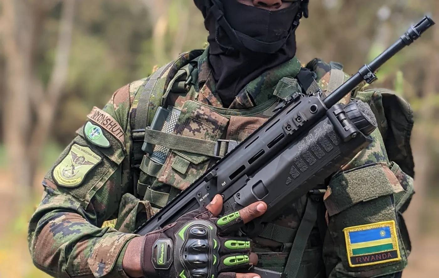MSBS Grot w rękach żołnierza z Sił Zbrojnych Rwandy.