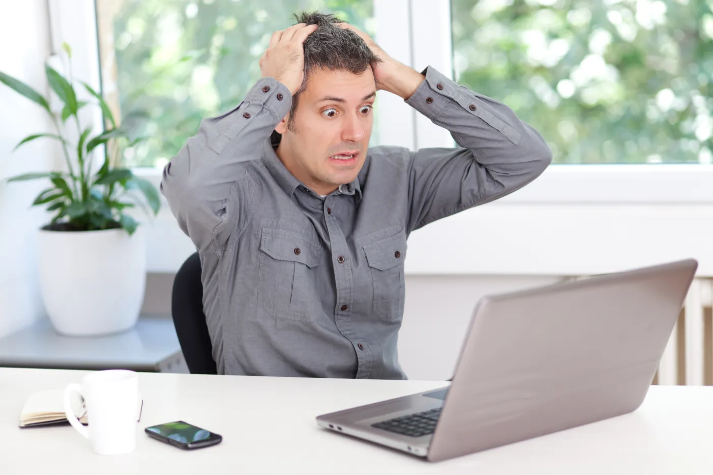 załamany, zdenerwowany, przestraszony mężczyzna, laptop