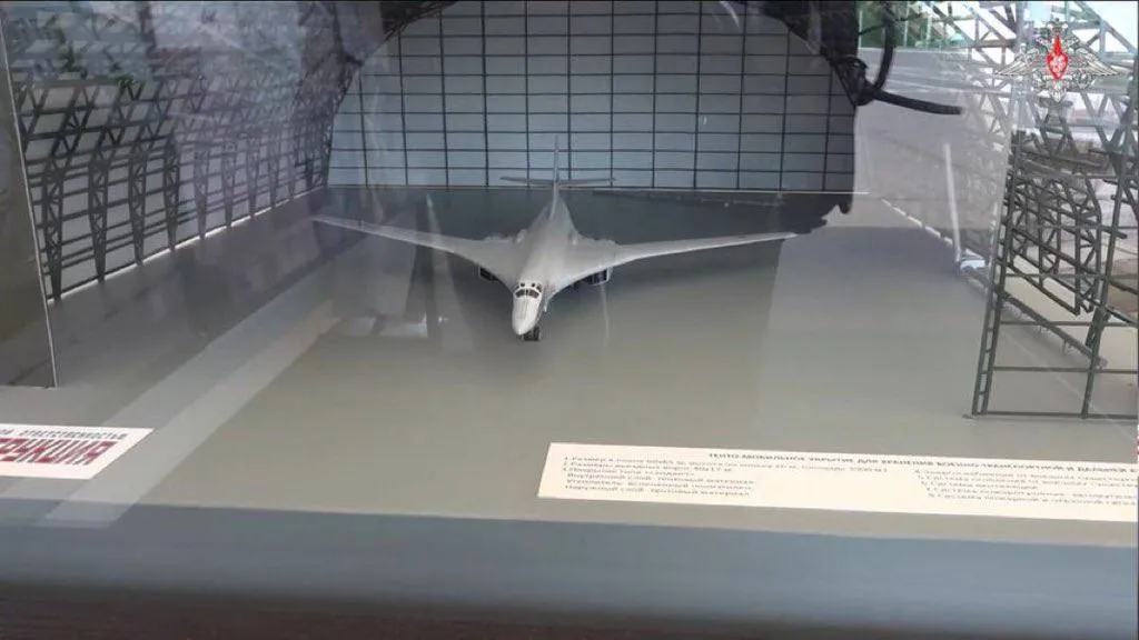 Makieta namiotu dla największego rosyjskiego samolotu Tu-160.