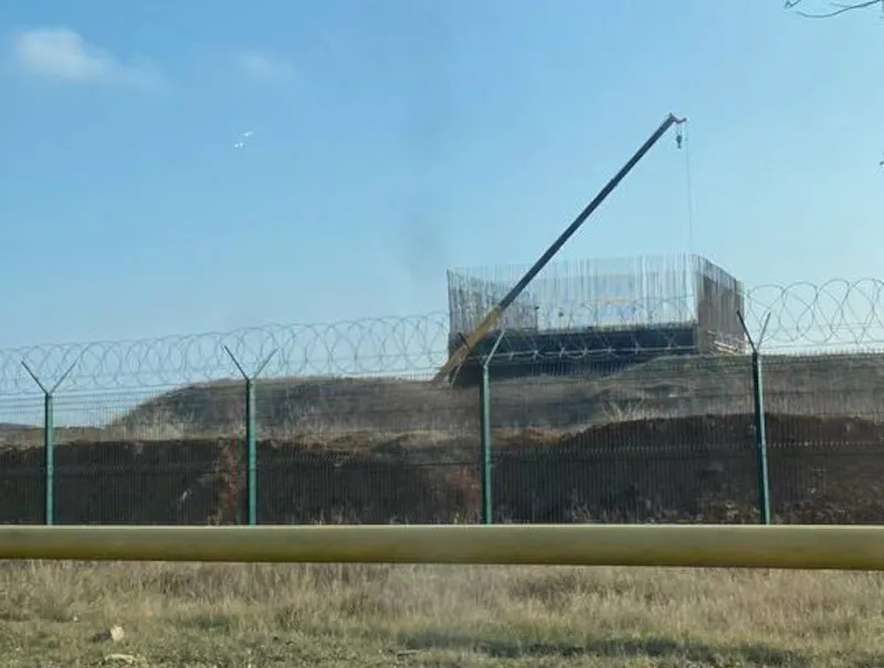 Ukrycie dla samolotów budowane na lotnisku na Krymie