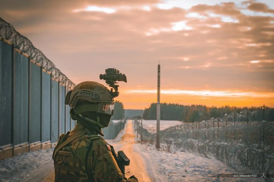 Gogle noktowizyjne MU-3ADM zamontowane na hełmie HP-05