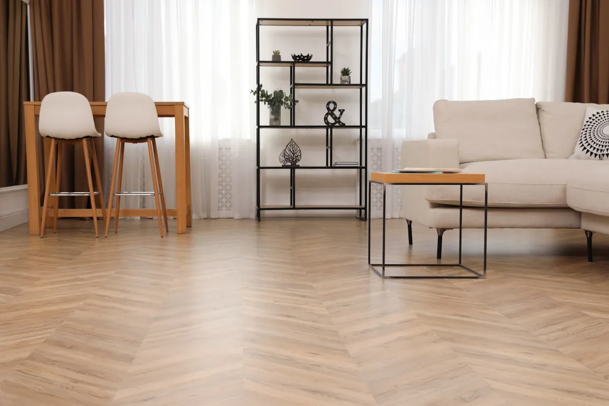 Panele winylowe LVT do salonu – praktyczne i stylowe