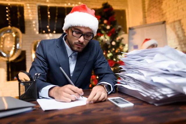 PIP sprawdzi czy pracodawcy dali pracownikom wolną Wigilię w 2025 r. Ale inspektorzy pracy też mają wolne 24 grudnia. Kontrole w styczniu 2026 r.