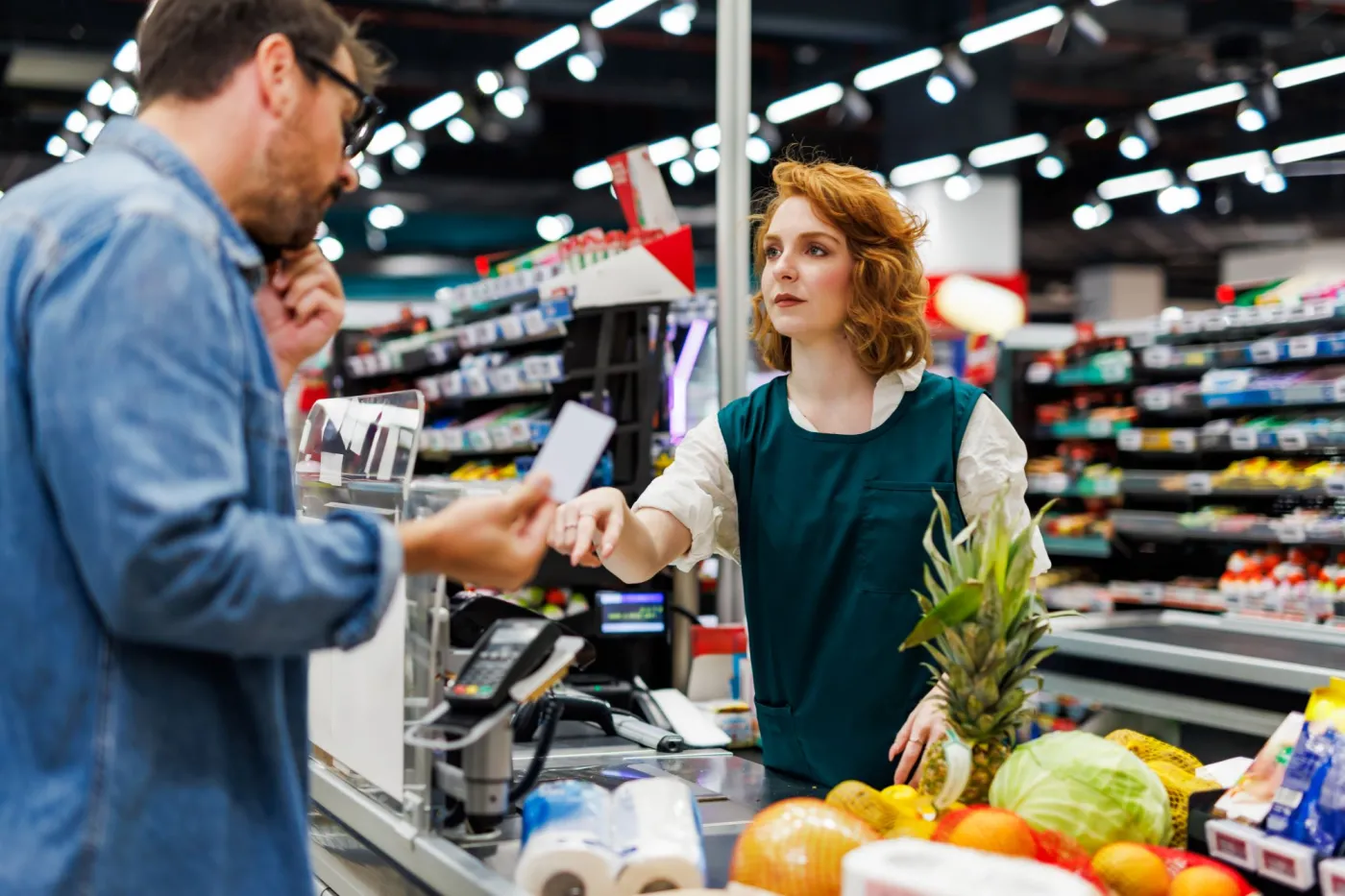 Stałe zniżki w sklepach bez żadnych limitów. Przywilej, o którym wiele osób nie wie