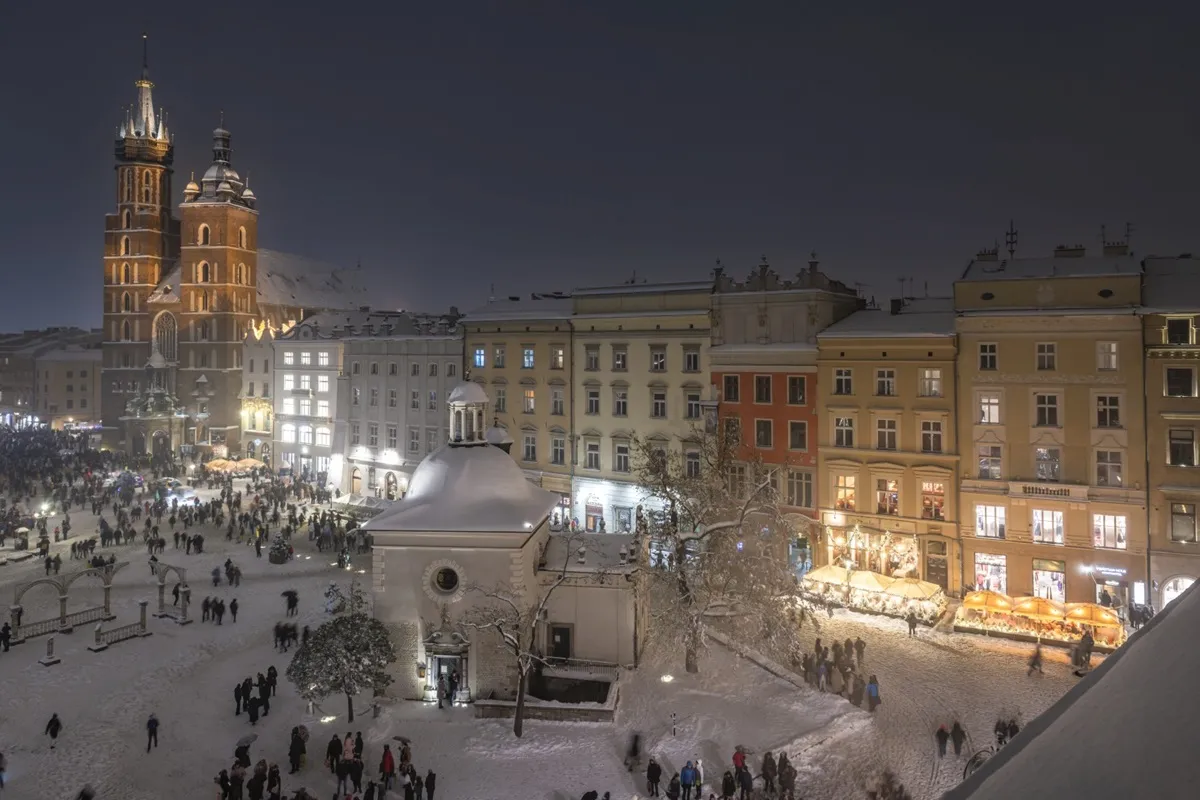 Krótkie wyjazdy do miasta zamiast nart? Badanie: Już co drugi Polak wyjeżdża na zimowe city breaki [materiał partnera]