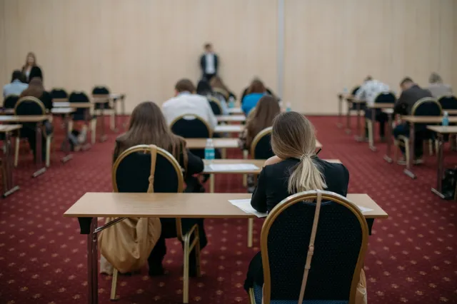 Matura 2026: dostosowanie warunków i form egzaminu pisemnego